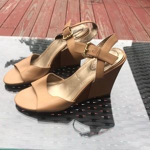 Me Too Wedge Sandals size 7. Tan